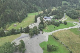 Les dangers naturels toujours plus proches des zones habitées (ici à Lourtier, après les laves torrentielles dès le 4 juillet 2024)